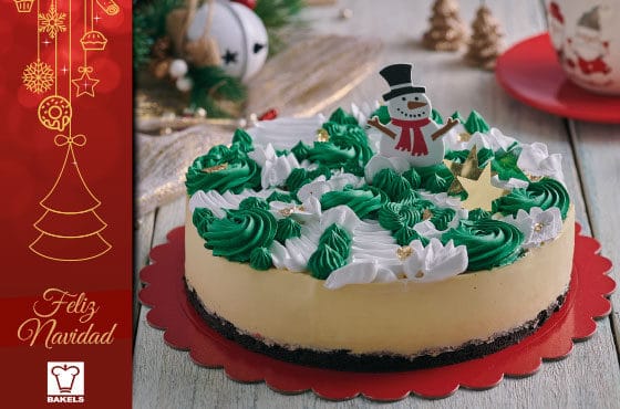 torta de navidad con merengue y muñeco de nieve